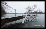 Barque sur le Doubs gelé.