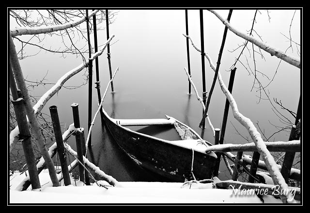 Barque sur le Doubs gelé.